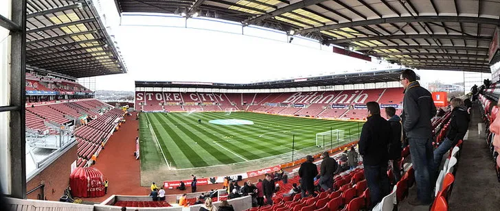 Góc nhìn từ khán đài Sân vận động Britannia, tiền thân của Bet365 Stadium