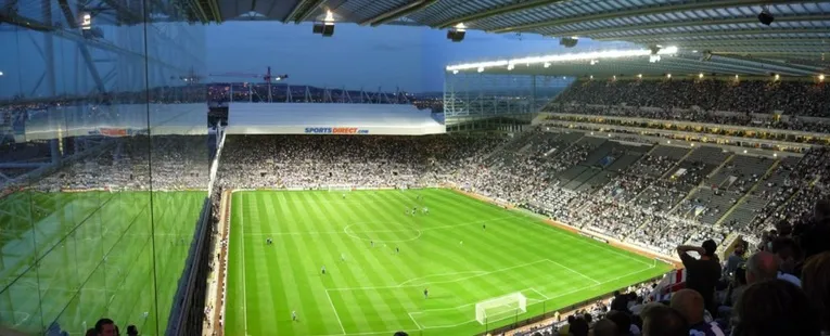 Góc nhìn từ khán đài về phía sân cỏ xanh mướt của St. James' Park, Newcastle