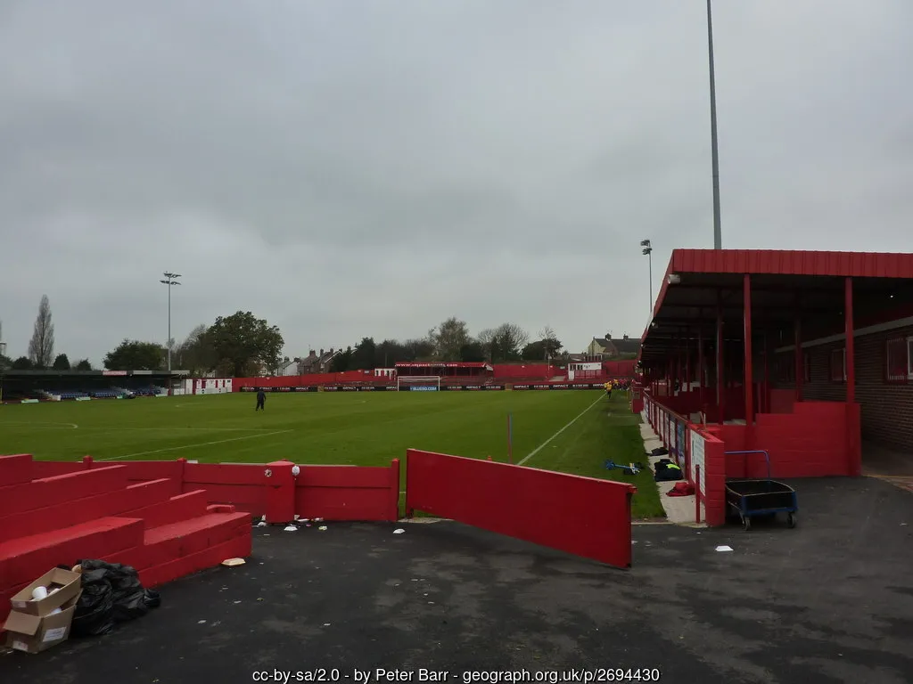 Góc nhìn từ khán đài về sân cỏ Impact Arena, sân nhà của câu lạc bộ Alfreton Town tại Alfreton