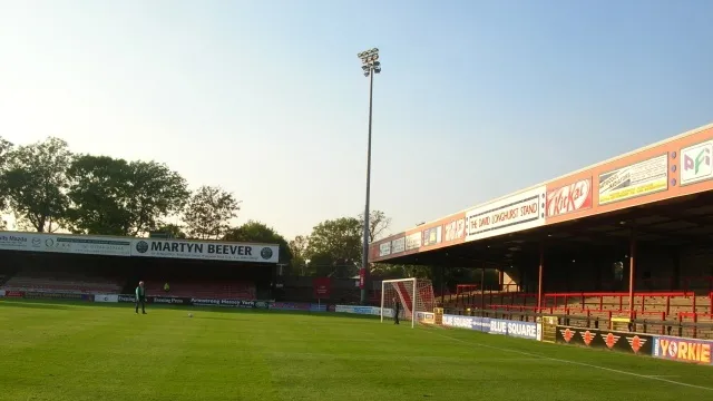 Góc nhìn từ khán đài về sân vận động lịch sử Bootham Crescent của York City