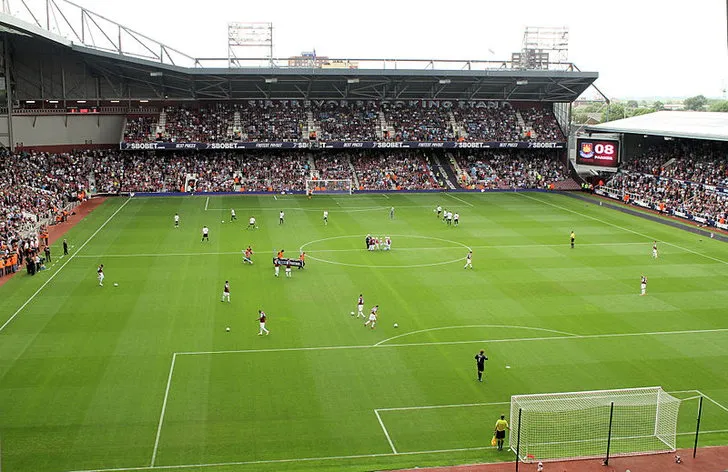 Góc nhìn từ khán đài xuống sân cỏ tại Boleyn Ground, sân nhà cũ của West Ham