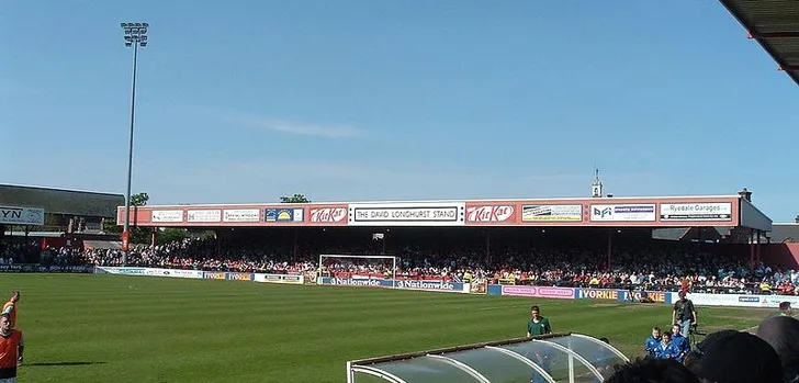 Góc nhìn từ khu vực huấn luyện viên (dugout) ra sân bóng tại Bootham Crescent, gần đường biên dọc