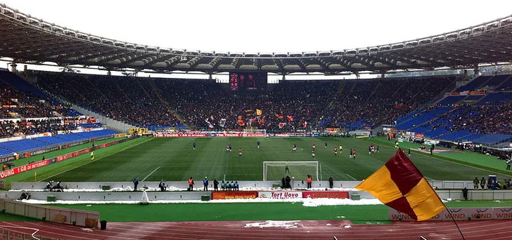 Góc nhìn từ khu vực khách sạn cao cấp tại Stadio Olimpico trong một trận đấu Serie A.