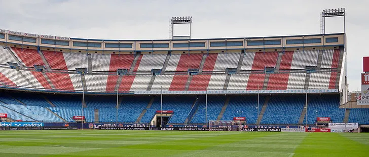 Góc nhìn từ mặt sân ra các khán đài của Vicente Calderón