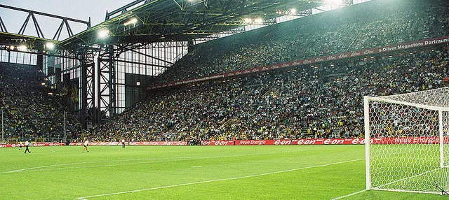 Góc nhìn từ mặt sân Signal Iduna Park hướng lên các khán đài