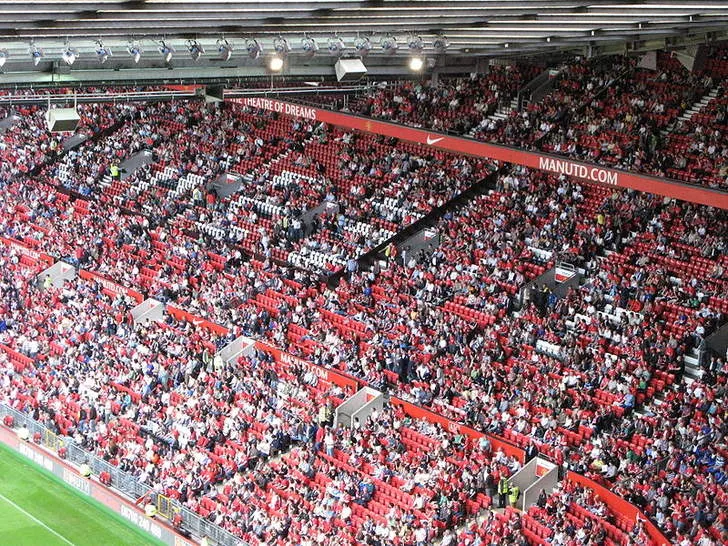 Góc nhìn từ một khán đài tại sân Old Trafford