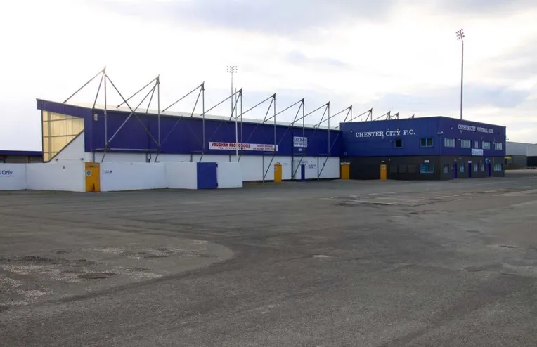 Hình ảnh bên ngoài sân Deva Stadium, kiến trúc ấn tượng của CLB Chester