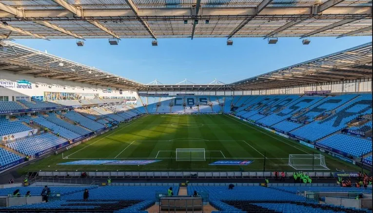 Hình ảnh bên trong lòng Sân vận động Coventry Arena, nhìn ra khu vực thi đấu và khán đài.