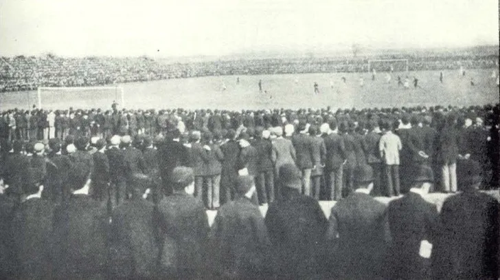 Hình ảnh lịch sử trận đấu giữa Everton và Wolves tại Goodison Park năm 1913, thể hiện không khí cổ điển của bóng đá Anh