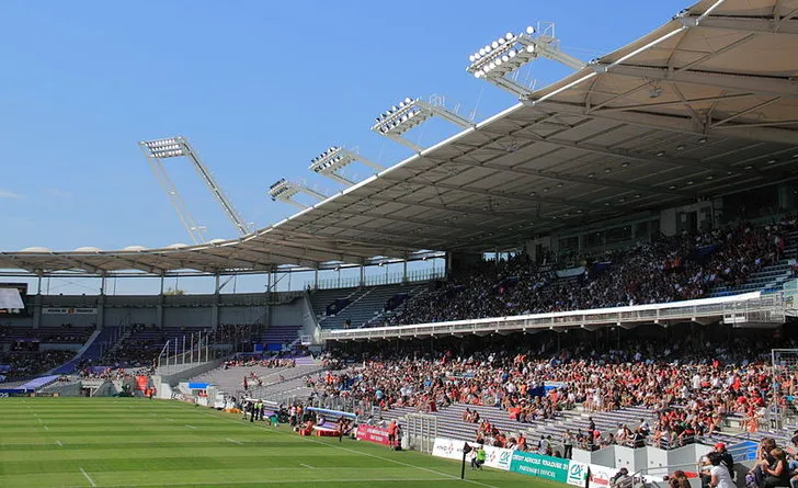 Hình ảnh nội thất hiện đại của Stadium Municipal de Toulouse, cho thấy khu vực khán đài và sân đấu