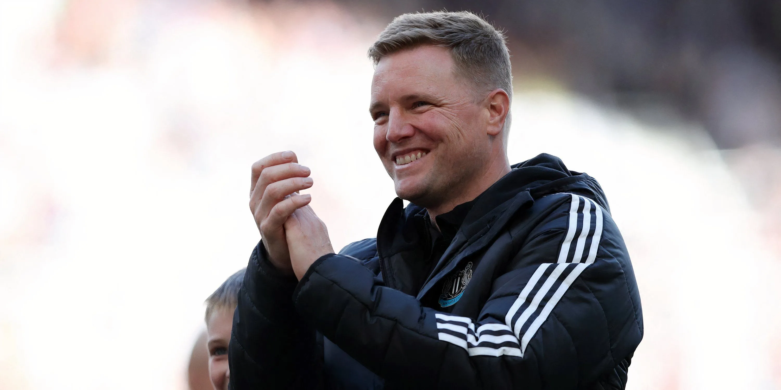 HLV Eddie Howe trên sân chỉ đạo đội hình Newcastle