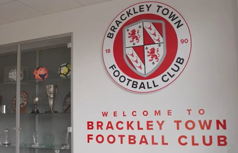 Huy hiệu chính thức của câu lạc bộ Brackley Town FC, biểu tượng của đội bóng