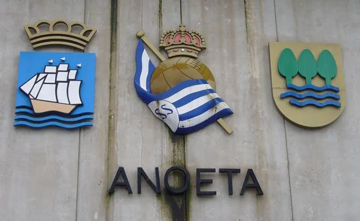 Huy hiệu Real Sociedad nổi bật bên ngoài Sân vận động Anoeta