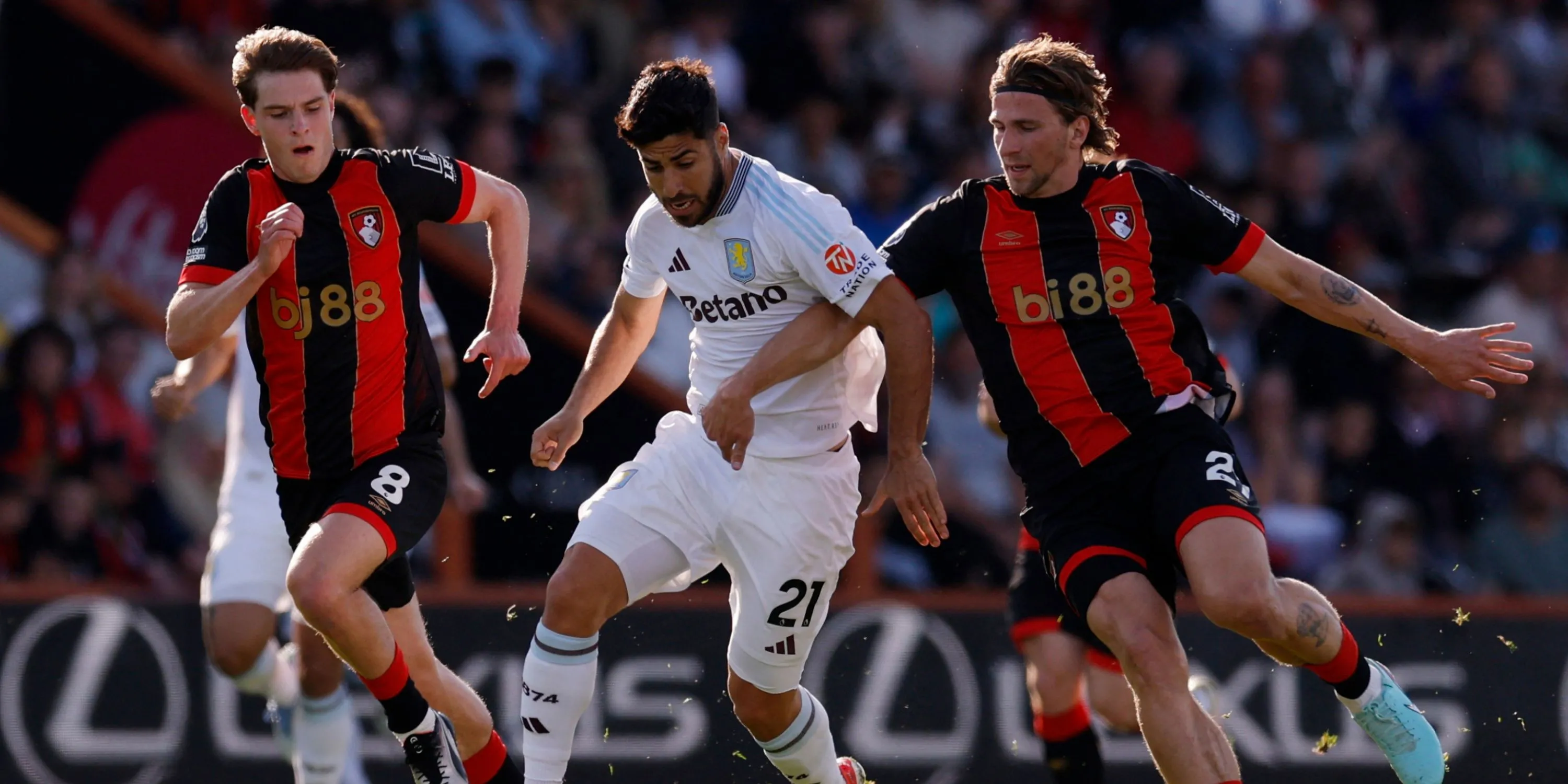 Illia Zabarnyi trong màu áo Bournemouth thi đấu tại Ngoại hạng Anh, thể hiện kỹ năng phòng ngự.
