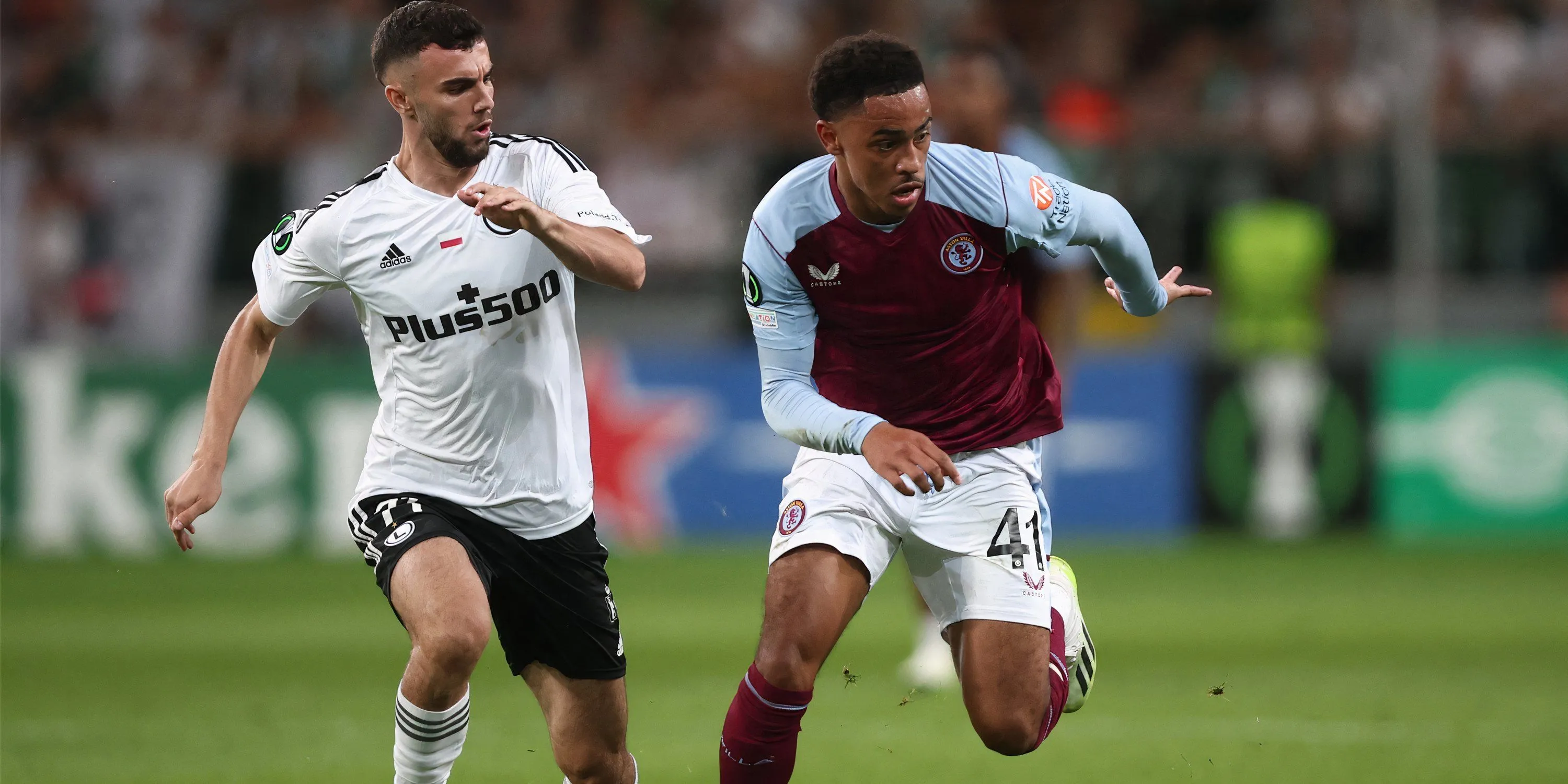 Jacob Ramsey, tiền vệ của Aston Villa, trong một trận đấu tại Ngoại hạng Anh, là mục tiêu chuyển nhượng của Nottingham Forest.