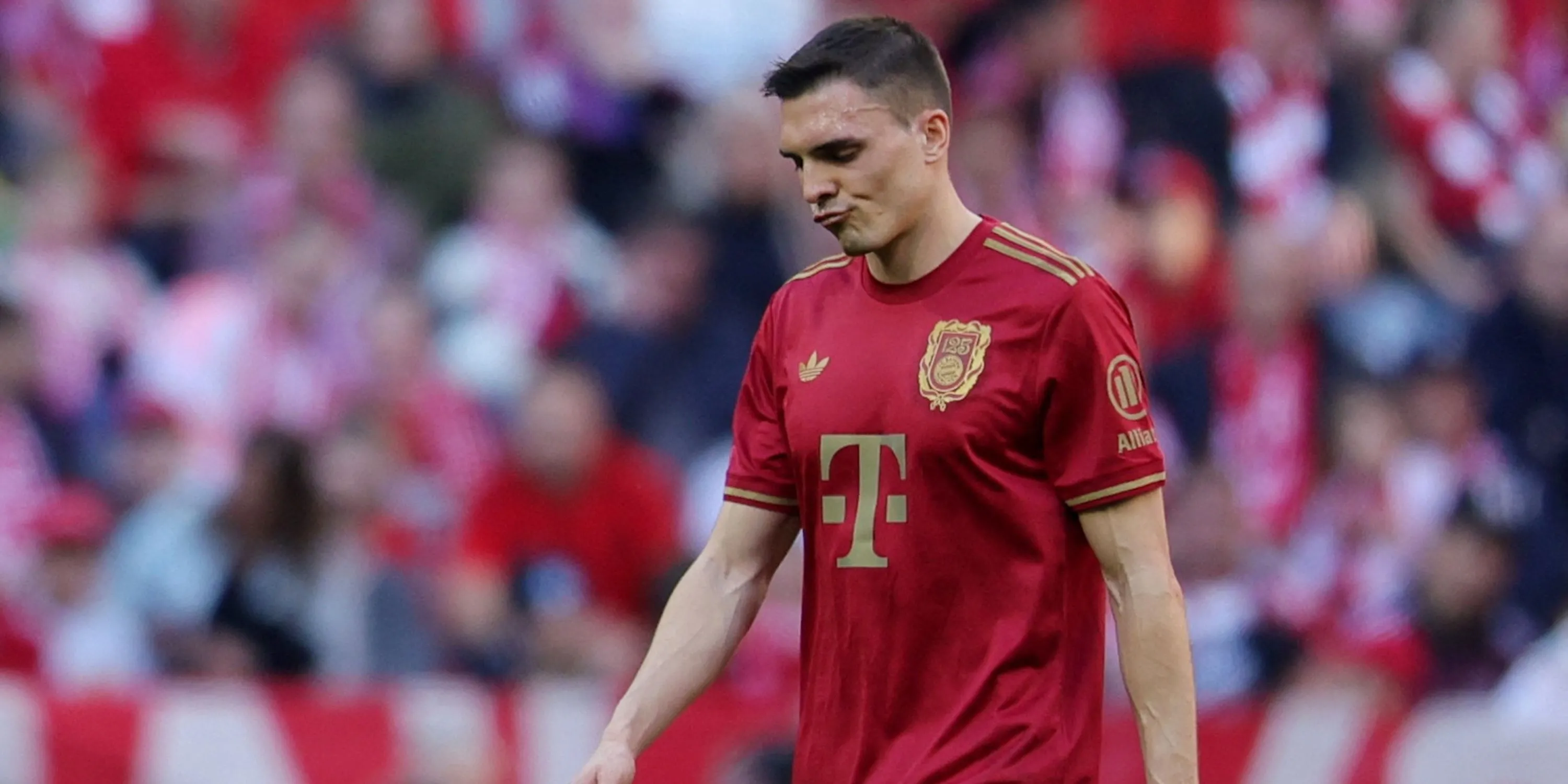Joao Palhinha của Bayern Munich rời sân sau khi nhận thẻ đỏ