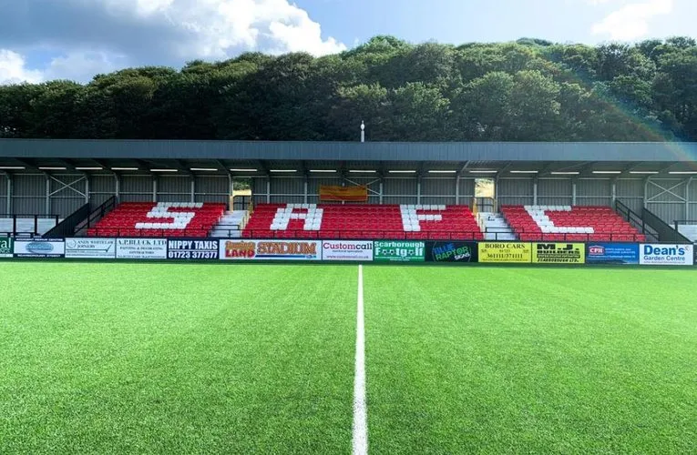 Khán đài Adverset tại sân vận động Flamingo Land, điểm nhấn kiến trúc của Scarborough Sports Village