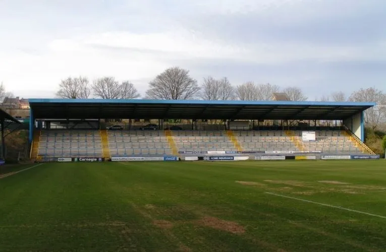 Khán đài Bắc (North Stand) tại The Shay Stadium, Halifax, thường dành cho các cổ động viên đội khách trong các trận đấu bóng đá Anh.