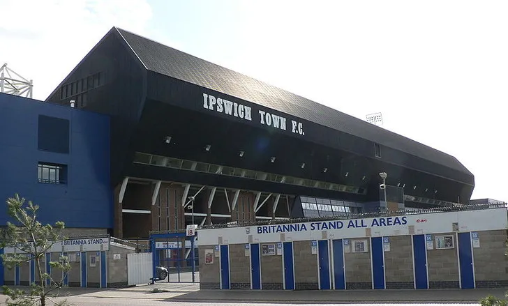 Khán đài Britannia tại Portman Road, một phần của kiến trúc bốn khán đài riêng biệt bao quanh sân, đặc trưng của các sân vận động Anh.