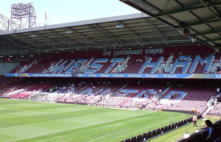 Khán đài Centenary Stand tại sân Boleyn Ground, nay là Sir Trevor Brooking Stand của West Ham