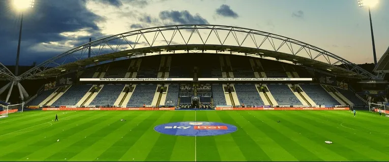 Khán đài chính Core Stand tại John Smith's Stadium, khu vực có hai tầng
