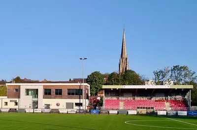 Khán đài chính của sân vận động Meadowbank, sân nhà Dorking Wanderers