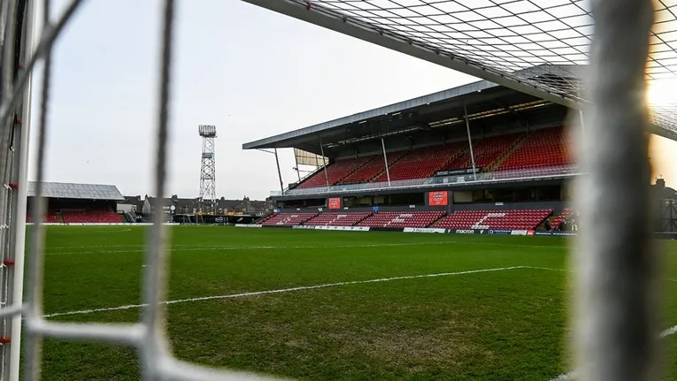 Khán đài chính (Main Stand) của sân Blundell Park, nơi có các tiện ích và khu vực chỗ ngồi cao cấp.