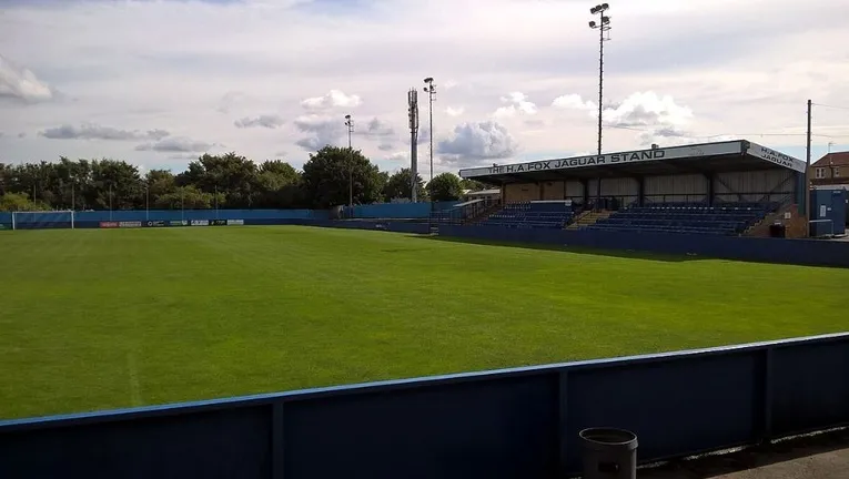 Khán đài chính (Main Stand) của sân The Citadel, nơi Farsley Celtic thi đấu.