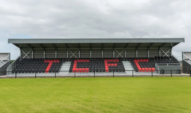 Khán đài chính (Main Stand) của Truro Sports Hub, nơi bố trí ghế ngồi cho người hâm mộ Truro City FC