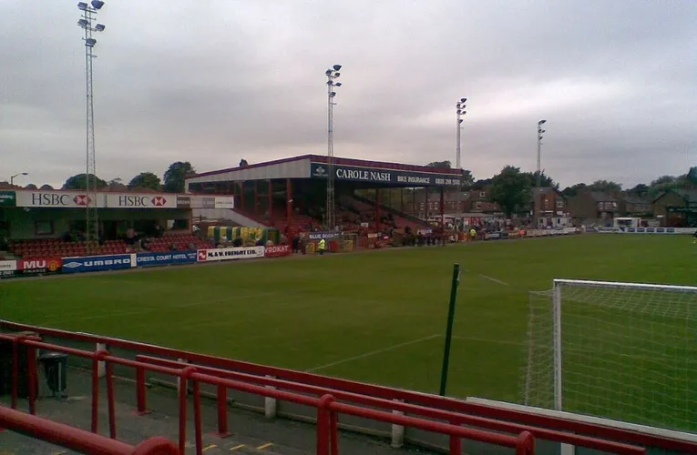 Khán đài chính (Main Stand) tại sân J Davidson Stadium của Altrincham FC