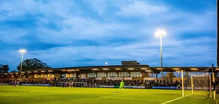 Khán đài chính (Main Stand) tại sân Princes Park, với các hàng ghế và khu vực chức năng