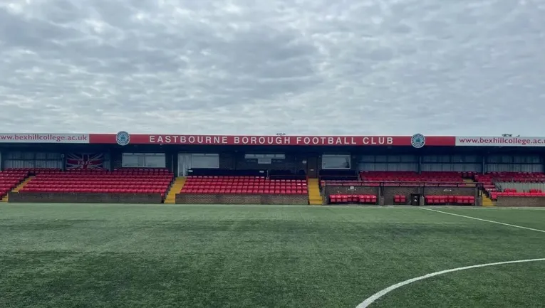 Khán đài chính Main Stand tại sân Priory Lane của Eastbourne Borough FC, khu vực trung tâm sân.