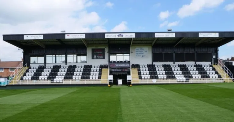 Khán đài chính Ramside Estates Main Stand tại sân vận động The Brewery Field của Spennymoor Town FC