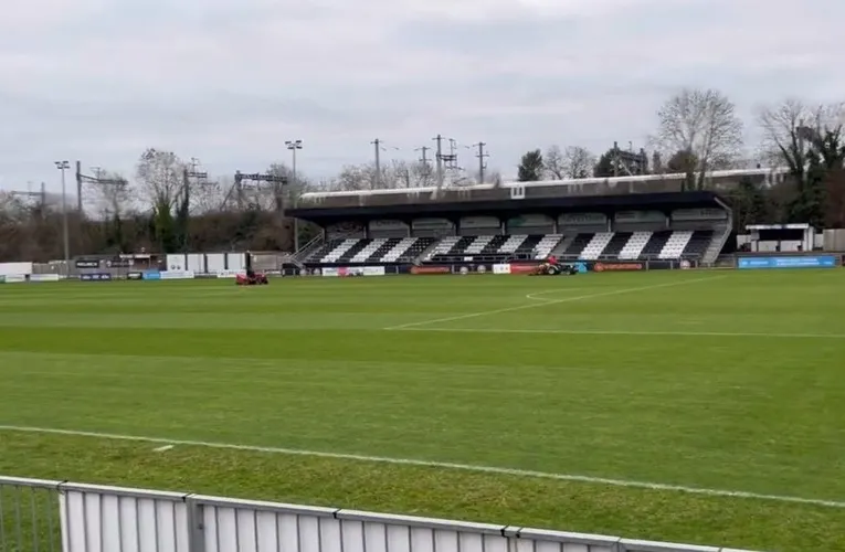 Khán đài chính sân York Road, cung cấp chỗ ngồi cho người hâm mộ đội bóng Maidenhead United.