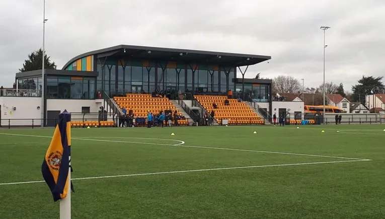 Khán đài chính tại sân vận động Arbour Park, nơi khán giả thưởng thức trận đấu của Slough Town