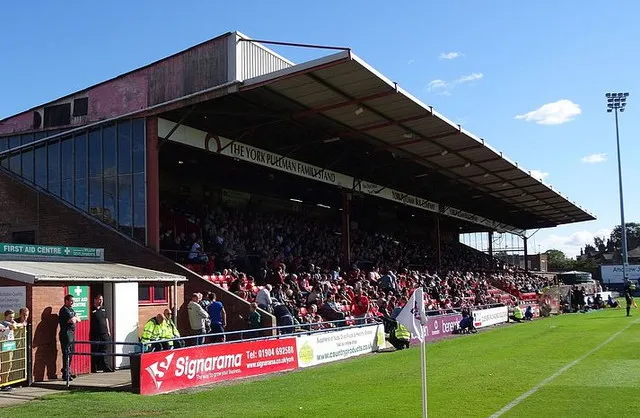 Khán đài chính (The Main Stand) của sân Bootham Crescent, với khu vực khán đài và mái che đặc trưng