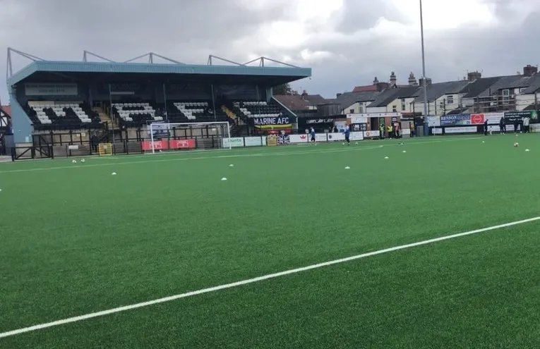 Khán đài chính và khu vực Rossett Road tại sân Rossett Park của Marine AFC