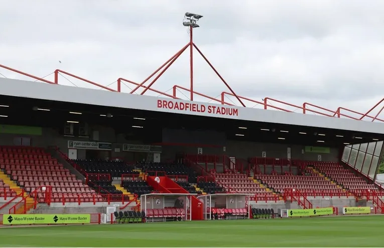 Khán đài chính (West Stand) của sân vận động Broadfield, trung tâm điều hành của Crawley Town FC