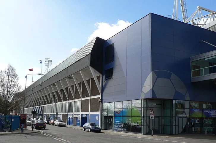 Khán đài Cobbold tại sân vận động Portman Road, thể hiện không gian rộng rãi và vị trí dọc theo chiều dài sân, nơi có cả cổ động viên nhà và khách.
