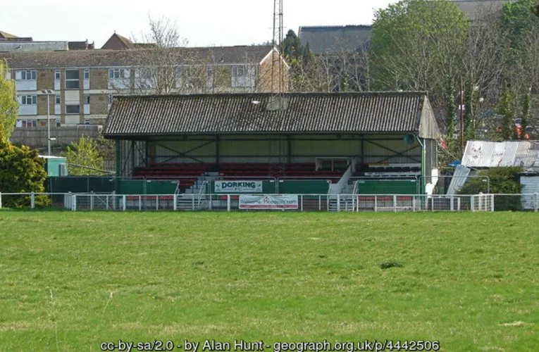 Khán đài cũ tại sân Meadowbank, một phần lịch sử của Dorking FC