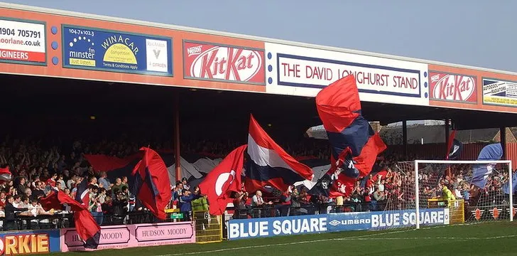 Khán đài David Longhurst tại sân Bootham Crescent, nơi cổ động viên cuồng nhiệt của York City thường tập trung