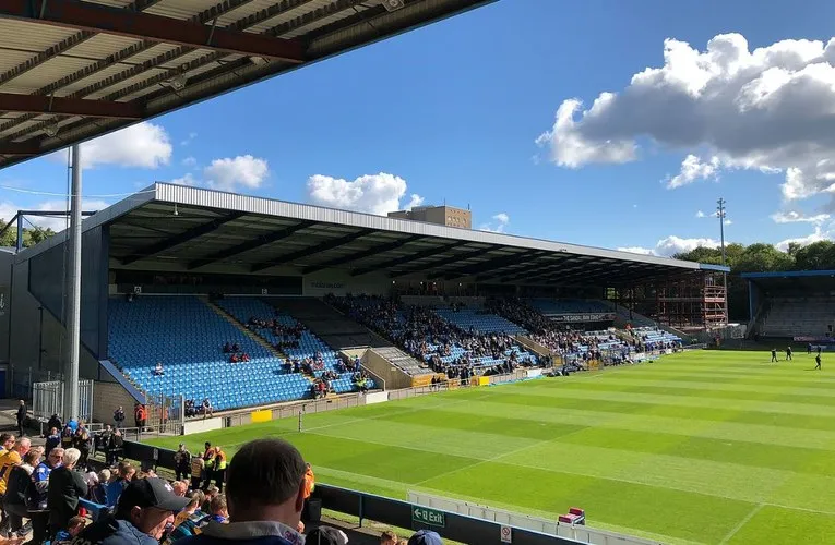 Khán đài Đông (East Stand), khán đài chính và hiện đại nhất tại sân vận động The Shay của CLB Halifax Town.