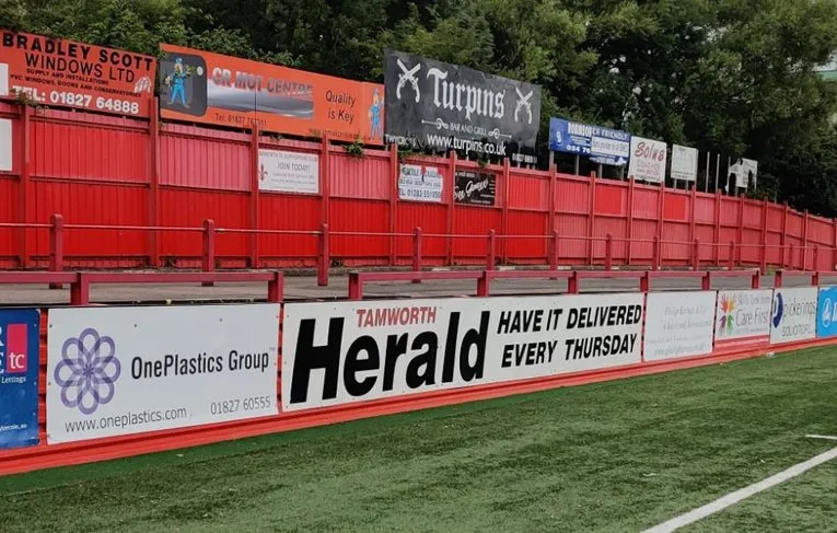 Khán đài đứng (terraces) tại The Lamb Ground, nơi cổ động viên Tamworth FC thể hiện sự cuồng nhiệt đặc trưng của bóng đá Anh hạng thấp.