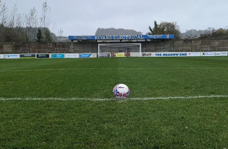 Khán đài đứng The Meadow Chesham United với kiến trúc cơ bản