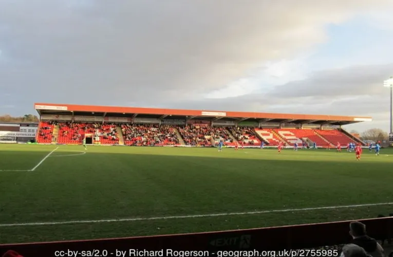 Khán đài East Stand nhìn từ xa tại Sân vận động Aggborough của Kidderminster Harriers