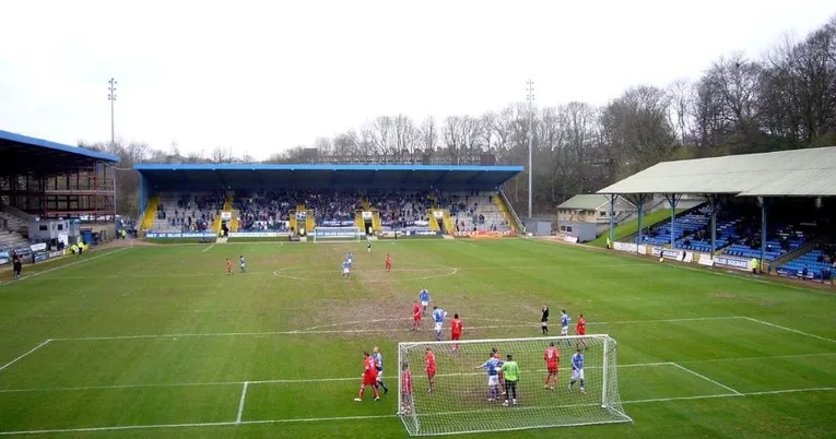 Khán đài Nam (South Stand) của sân The Shay, nơi tập trung nhiều cổ động viên nhà của FC Halifax Town với khu vực đứng an toàn.