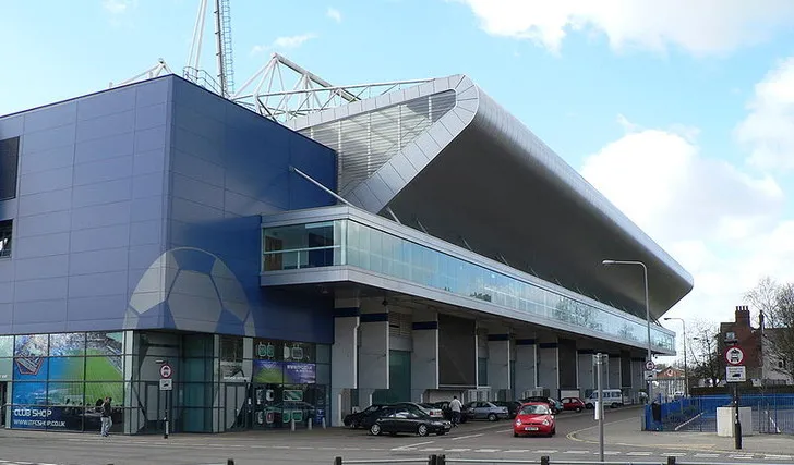Khán đài North Stand tại Portman Road, hiển thị các khu vực chỗ ngồi và kiến trúc khán đài quen thuộc của sân nhà Ipswich Town.