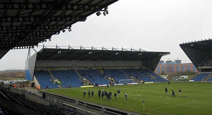 Khán đài phía Đông của Kassam Stadium, nơi tập trung cổ động viên cuồng nhiệt của Oxford United