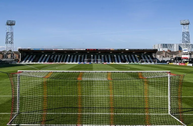 Khán đài phía sau khung thành tại sân Blundell Park, thường dành cho các cổ động viên cuồng nhiệt.