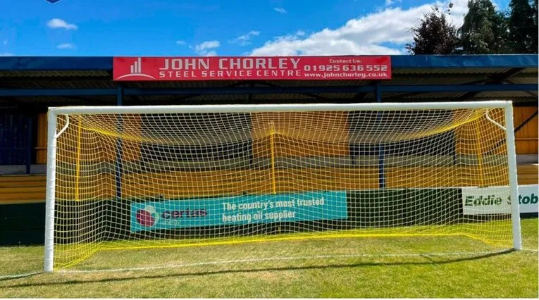 Khán đài phía sau khung thành tại sân Cantilever Park, nơi cổ động viên có thể đứng cổ vũ đội Warrington Town.